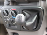 シフトノブの位置がステアリングに近くて、運転しやすいインストシフトノブ!