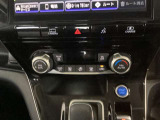 【オートエアコン】自動で温度や風量の調整が可能です。ハンドルヒーター、運転席・助手席シートヒーター、ベンチレーションが標準装備されています。季節を問わず快適な車内空間をご提供いたします。