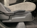 運転席にはドライバーの体型や好みに応じて前後方向だけでなく、高さの調整ができるシートリフターを装備!