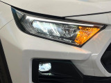 【LEDヘッドライト】悪天候や夜間走行時も良好な視界を確保し安心して運転できる高輝度LEDヘッドライトを装備!点灯速度が早く、消費電力も抑えられています。
