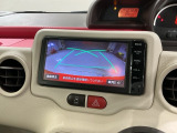リバースギアに入れるだけで後方の表示へ切り替わります。夜間や雨の日の駐車も楽になりますよ。