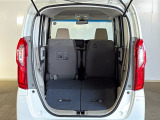 後部座席を前方に倒せば、大きなお荷物も手軽に積み込めます。