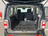 後席を全て倒して、荷物専用のスペースにした状態です。これなら長いものも積めますし、ご旅行や趣味に活用できますね。