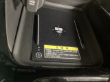 センターコンソールにはワイヤレス充電器を装備してます。Qi(チー)規格対応のスマートフォンなどを置くだけでワイヤレスで充電可能です。またスマートフォンの充電可能なUSB端子なども別途装備しています。