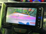 【バックカメラ】駐車時に後方がリアルタイム映像で確認できます。大型商業施設や立体駐車場での駐車時や、夜間のバック時に大活躍!運転スキルに関わらず、今や必須となった装備のひとつです!