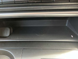 Qi規格のワイヤレス充電器も装備していますので、車内でのモバイル機器の使用も快適。