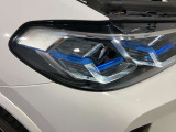 BMWレーザーライト:ハイビーム点灯時の照射距離を従来のロービームの約2倍に相当する最長600mまで可能にします。アクティブヘッドライトが含まれ、ブルーのデザインアクセントも装備されます。