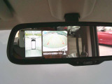 ルームミラーにアラウンドビューモニターが写ります。周囲の確認をすることができます