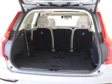 5人乗車時の荷室はほぼスクエア形状。リアサスペンションの張り出しも殆ど無く、大きな荷物も気にせずに積み込めます。出先で乗員が増えた際には左右独立のサードシートをワンタッチで立ち上げ可能です。