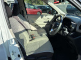 運転席・助手席の間には肘置きがあるので、ゆったり運転できます!