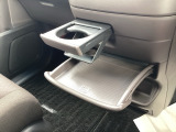 カップホルダー下には引き出し式のテーブル装備です♪