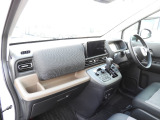 ★助手席周辺★ダッシュボードには豊富な収納BOXがありいつもすっきりとした車内!ほしい場所にちょうど良い収納を備えています。大きなフロントガラスによって見晴らしも良く快適な座り心地となっております