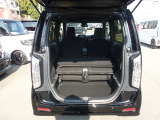 リア席を倒せば、大きな荷物も簡単に積み込めます。