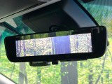 【デジタルインナーミラー】後席の大きな荷物や同乗者で後方が確認しづらい時でも安心!カメラが撮影した車両後方の映像をルームミラー内に表示。クリアな視界で状況の確認が可能です!