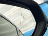 【ブラインドスポットモニター】走行中、ドアミラーの死角になりやすい箇所に後続車が接近するとサイドミラーのレンズに警告を表示!ドライバーに注意喚起をしてくれます。