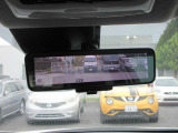〔スマートルームミラー〕内蔵モニターにより後方の状況をクリアな画像で確認出来ます。夜間も勿論、くっきり!通常のルームミラーに切替も可能です。