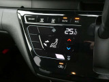 車内を年中快適に保ってくれるタッチパネル式オートエアコン。