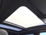 ●サンルーフ:開放感たっぷりの希少装備、サンルーフが装着されています!車内に明かりを取り入れたり景色を楽しむ以外にも、車内の空気も簡単に換気できて快適です!