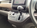インパネシフトだから視線の移動も少なく足元もスッキリ♪運転席もゆったりしているのでゆとりを持ってドライブできますね!