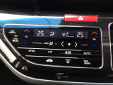 【左右独立オートエアコン】左右席で独立温度コントロールが可能です。運転席はキンキンに冷やして助手席はマイルドにと言った設定が可能です☆暑さ寒さでケンカすることもなくなりますね♪