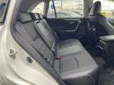 後部座席も気になるようなキズ・汚れやへたり等、大きなダメージはなく、良好な状態です。