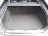 奥行があり十分な容量を持つトランクスペース。後席を倒してトランクスルーにもなります。詳しくは0078-6002-900146中古車スタッフまで
