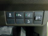 パーキングセンサーや横滑りを防ぐVSA等のスイッチ類は運転席の右側、手の届きやすい位置にあります。