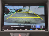 ガイドライン付きバックカメラを装備しているので、慣れない場所での車庫入れも安心です。