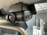 ドライブレコーダーは、車の運転中に前方の映像を記録する装置です。万が一の事故の際に、状況を記録して証拠として利用することができます。