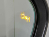 ブラインドスポットモニターです。隣車線を走る車両をレーダーで検知すると、ドアミラーに搭載されたLEDインジケーターが点灯し運転者に車線変更の注意を促します。