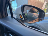 斜め後方から接近する車両を感知しドライバーに注意喚起するサイドアシスト装備。詳しくは0078-6002-900146中古車スタッフまで