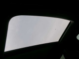 サンルーフの窓を開放して、車内にこもった熱気を素早く輩出し換気もスムーズに。新鮮な空気を取り込み、快適なドライブをサポートします。