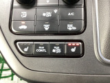 エアコンはオートエアコンでお好みの温度調整が出来、オールシーズン快適にドライブできます!さらに、運転席&助手席シートヒーターが付いてます。3段階に温度設定が可能です。