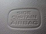 サイドカーテンエアバックシステムは、側面衝突時に大人から子供までさまざまな体格の乗員の頭部や頚部を広範囲で保護。特にセンターピラーへの頭部衝突を防ぐ展開性能を実現しています。