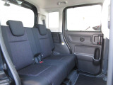 後席は大人が座っても広く感じられるスペースがあります。広くゆとりのあるお車です!