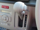シフトレバーはコンパクトで邪魔にならないインパネシフト!足元スペースも広く人気のタイプです。
