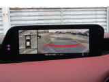 車両の前後左右にある4つのカメラを合成することで、まるでご自身のクルマを空から見ているような俯瞰での映像を映し出してくれます。バック時ももちろんのこと、前進時に視界の悪い交差点でも役に立ちますね。