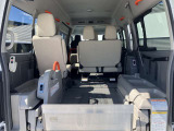 可倒式リヤシートを倒すと、車いす1脚積みになります。