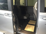 後席の座面をはねあげると、後席のあったスペースがそのまま高さのある荷室空間に!背の高い荷物も横にせずそのまま積み込めます。もちろん左右片方だけのアレンジも可能です。