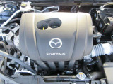 24Vマイルドハイブリッドで爽快な走りを実現する「e-SKYACTIV-G 2.0」。高効率エンジンと電動化技術の組み合わせにより、燃費性能とアイドリングストップ機能をさらに向上させました。