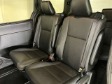 足元広々の座り心地良好、後席ですよ。 ドライビング中、長い間同じ体勢で居るのって大変ですよね。 長く座っているものだから、リラックスできるシートがいいですよね。