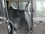 リヤシートは足元空間も広くリラックスしてドライブが楽しめ、ゆったりとおくつろぎ頂けます。