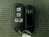 スマートキー付!キーを取り出さなくてもドアロックの施錠・開錠、エンジンの始動が出来ます!雨の日や荷物の多い日にとても便利ですね♪