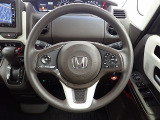 ハンドル左側にはオーディオ操作が出来るオーディオリモートコントロールスイッチ、右側にはHonda SENSINGとオートクルーズコントロールのスイッチを装備!