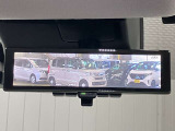 【インテリジェント ルームミラー】車両後方のカメラ映像をミラー面に映し出すので、車内の状況や、天候などに影響されずいつでもクリアな後方視界が得られます!