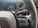 ステアリングスイッチ右。高速道路や長距離運転で役立つクルーズコントロール。前方車両との車間距離も自動でキープしてくれる優れもの。