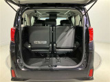 荷室も日常のお買い物には困らない広さが確保されております 後席を分割で倒すこともできますよ