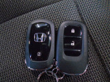 スマートキー付!キーを取り出さなくてもドアロックの施錠・開錠、エンジンの始動が出来ます!雨の日や荷物の多い日にとても便利ですね♪