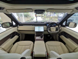 LANDROVERならではの高級感と水平性を意識したデザインになっており、無駄のないラグジュアリーな作りを実現したインテリアとなっております。