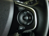 ハンドル右側にはクルーズコントロールのスイッチが装備され運転中の操作も安心して行えます